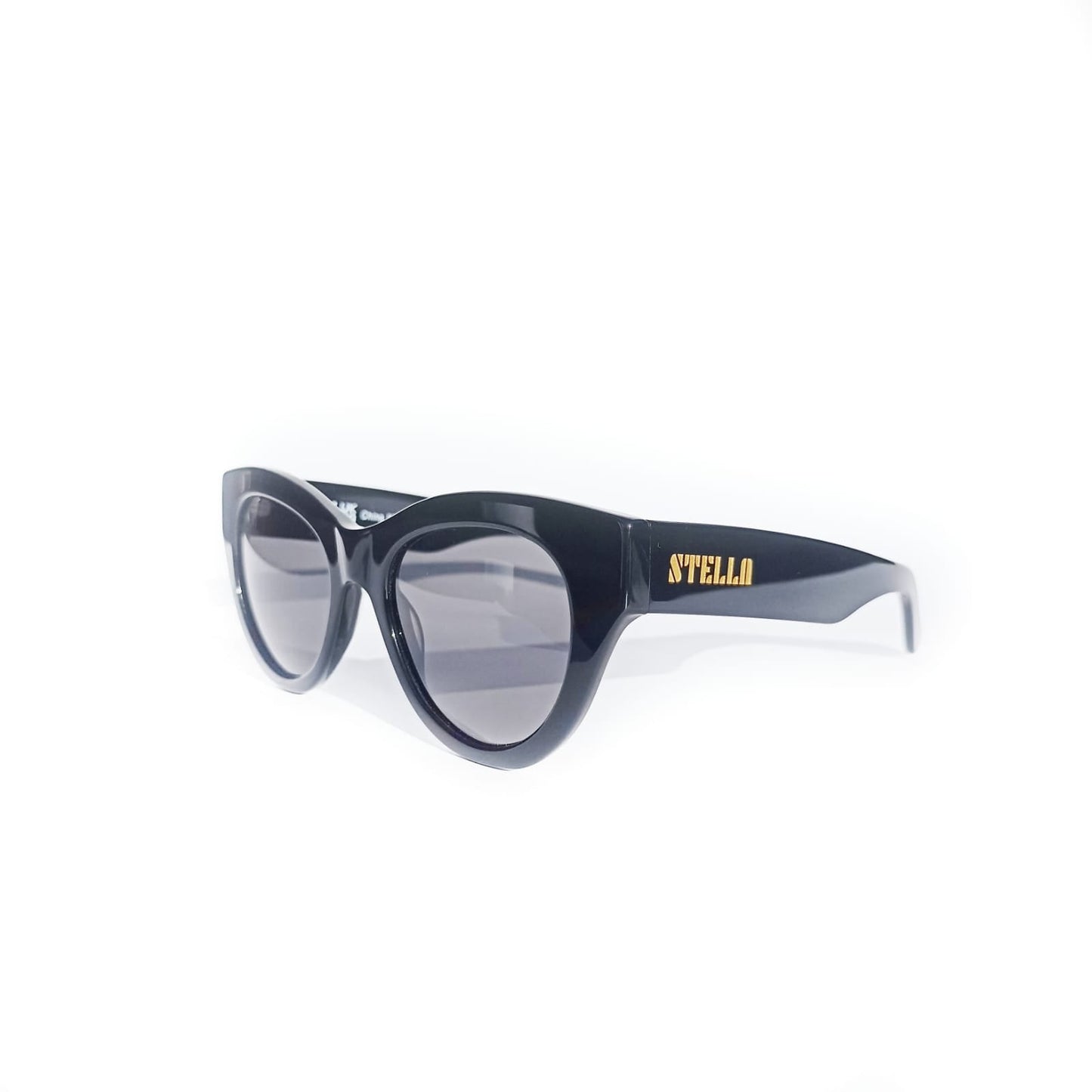 Montura de acetato premium negro del modelo Lidia con diseño ligero y lentes polarizadas