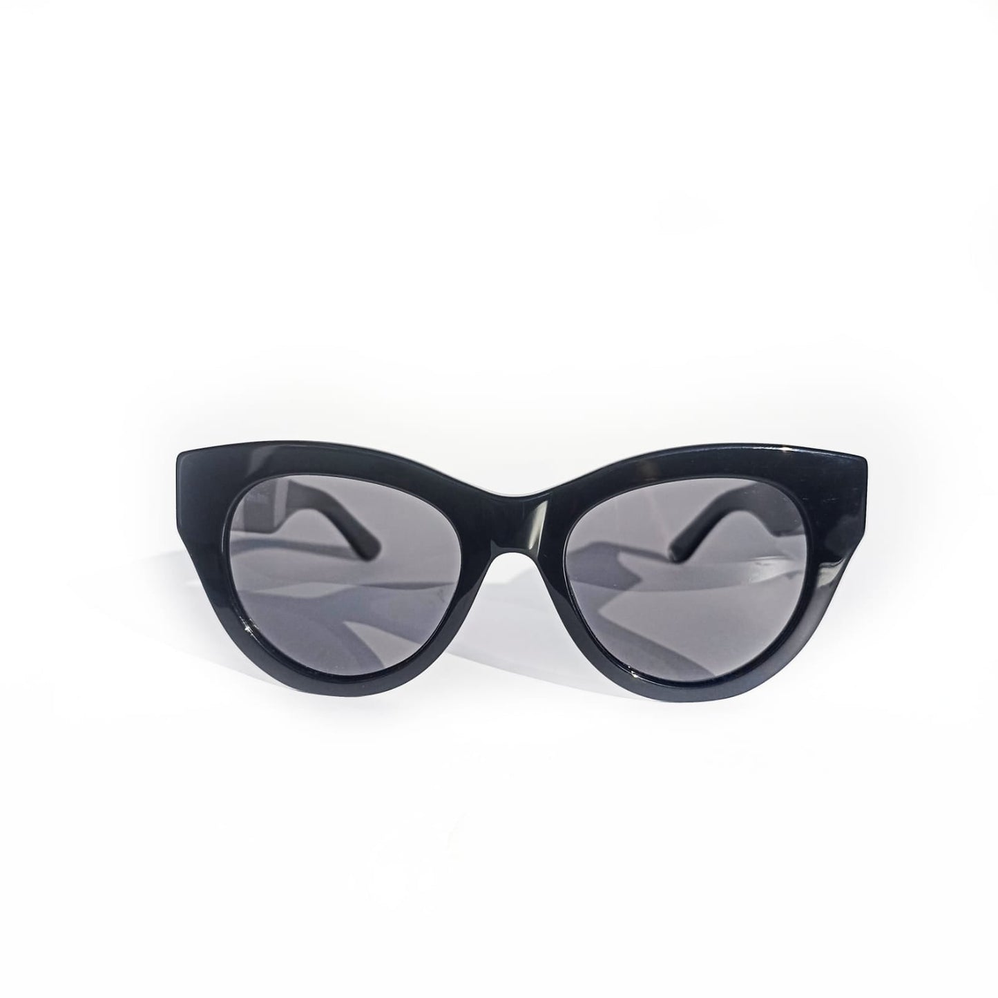 Montura de acetato premium negro del modelo Lidia con diseño ligero y lentes polarizadas 
