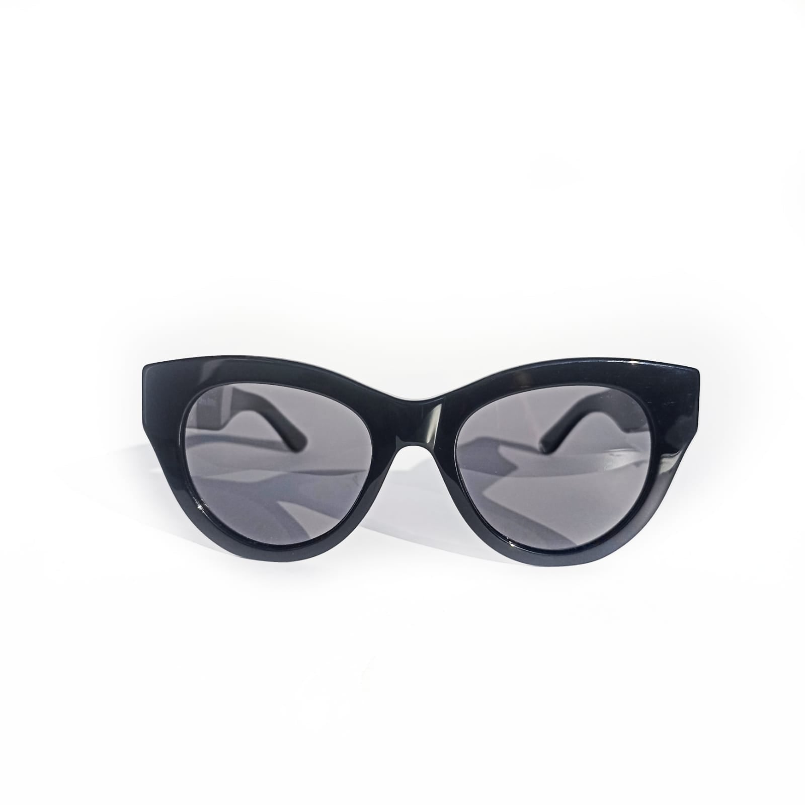 Montura de acetato premium negro del modelo Lidia con diseño ligero y lentes polarizadas 