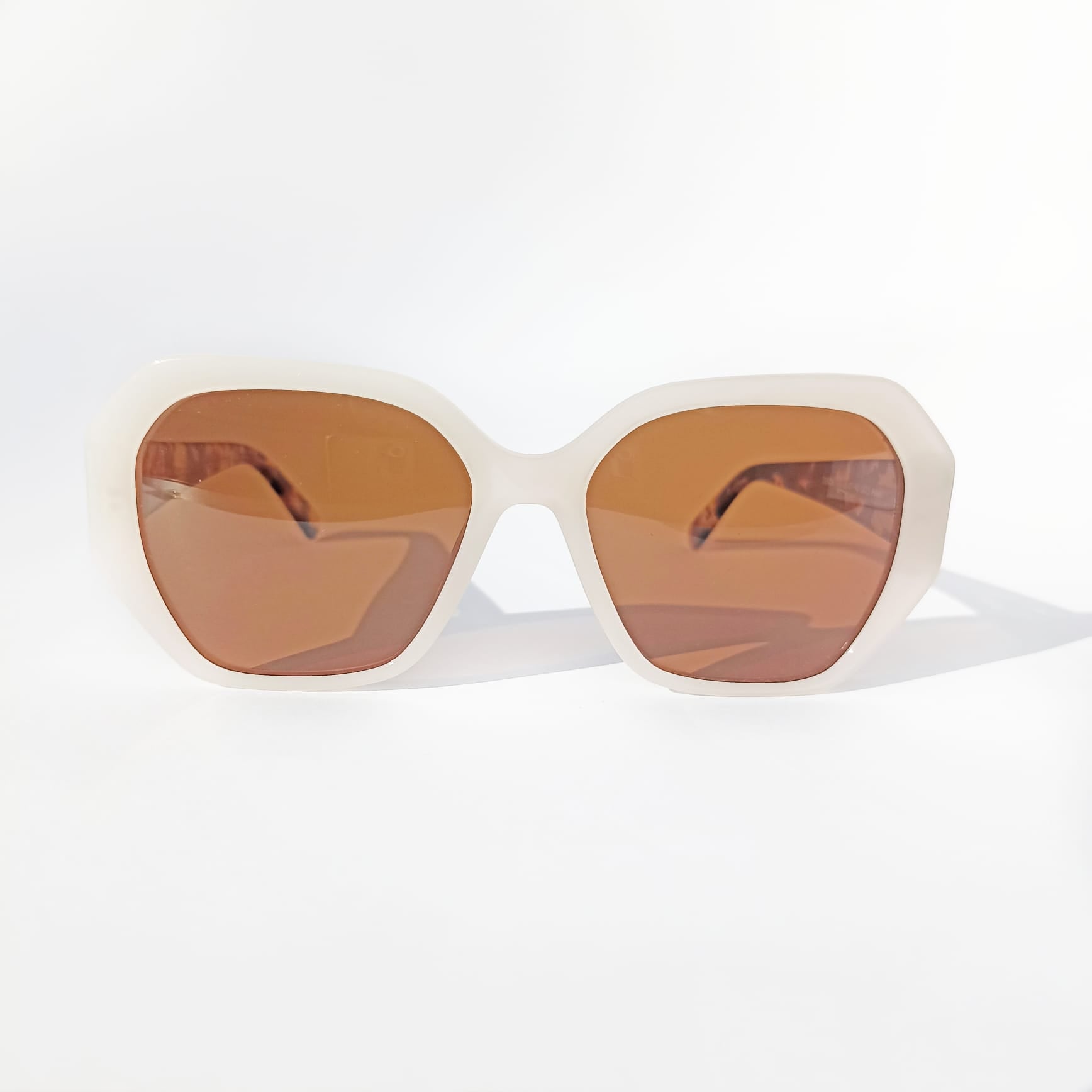Gafas de sol polarizadas Soraya en estilo urbano, color crema con lentes de color marron, ideales para playa, ciudad o conducción